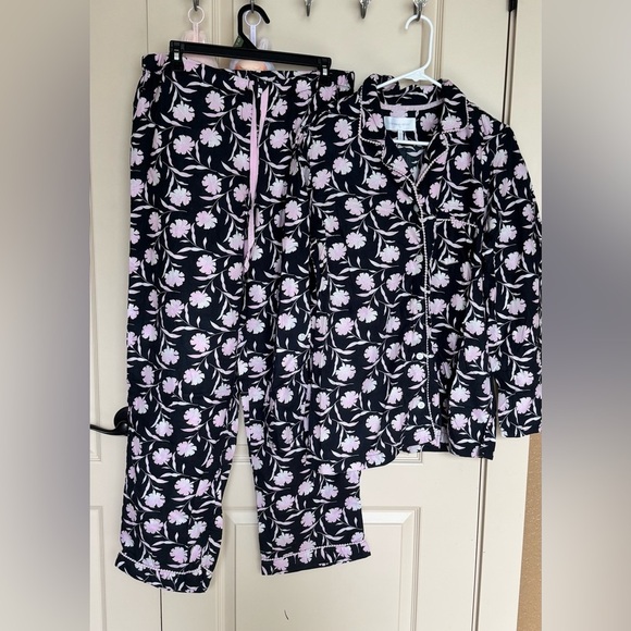 Victoria's Secret Pajamas Women's Small 2 Piece Sparkly Carnations on black - Picture 1 of 15